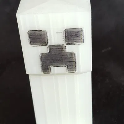 Nhân vật Creeper Minecraft in từ filament phát quang