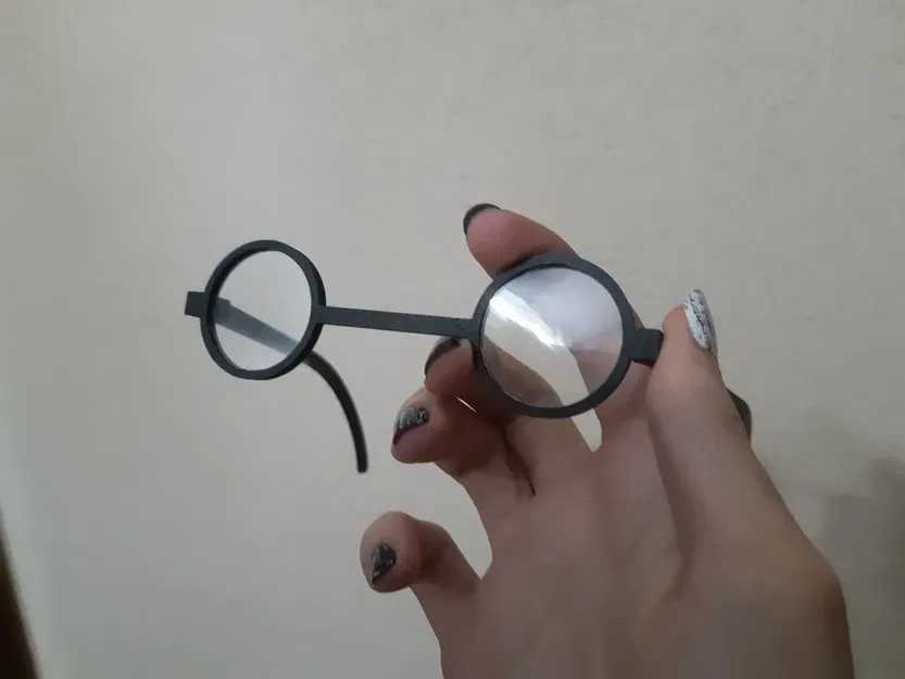 Kính của Simon Petrikov trước khi trở thành Vị vua Băng - Image 1