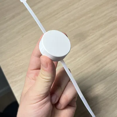 Giá đỡ AirTag gắn bằng dây zip tiện lợi