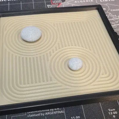 Khay vườn Zen đơn giản với đá và cát