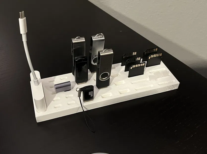 Giá đỡ tổ chức USB C, USB A và thẻ SD - Image 1