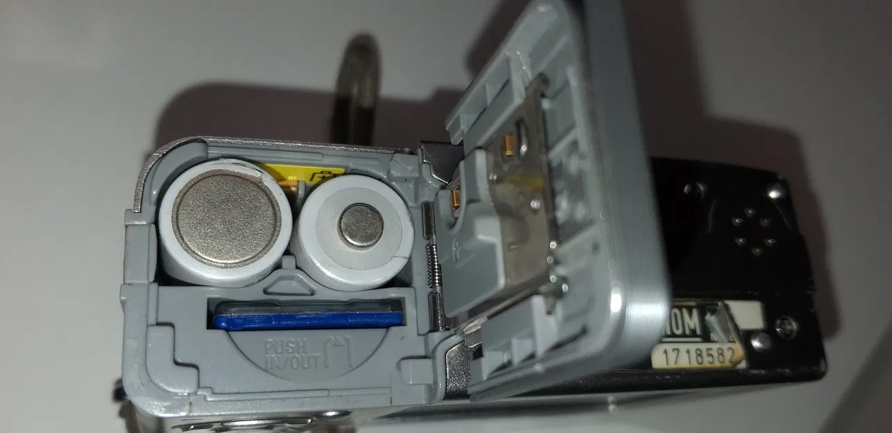 Sửa chữa nắp pin cho máy ảnh Sony Cybershot DSC-W5 - Image 3