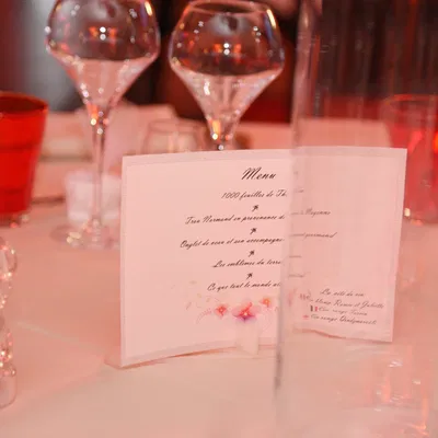 Giá đỡ menu tối giản cho đám cưới