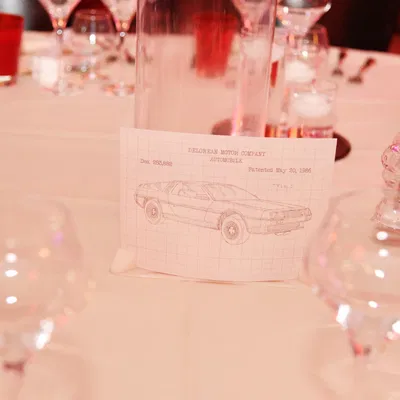 Giá đỡ menu tối giản cho đám cưới