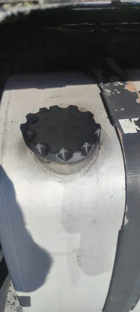 Nắp Bình Xăng Xe Tải Volvo - Image 6