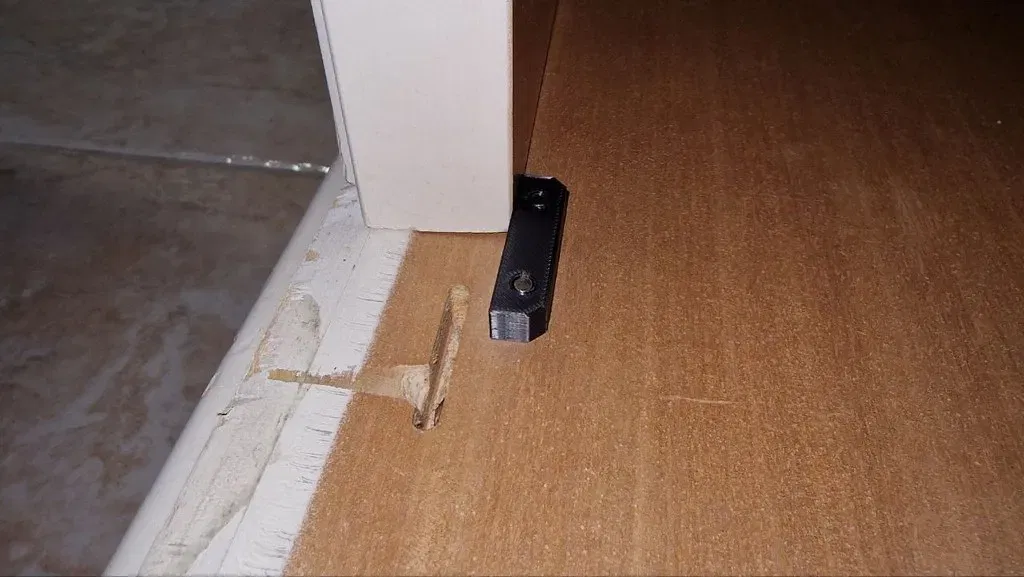 Chặn Cửa Tủ Quần Áo - Image 1