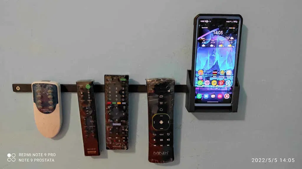 Giá đỡ điện thoại treo tường cho ốp lưng lớn - Image 1