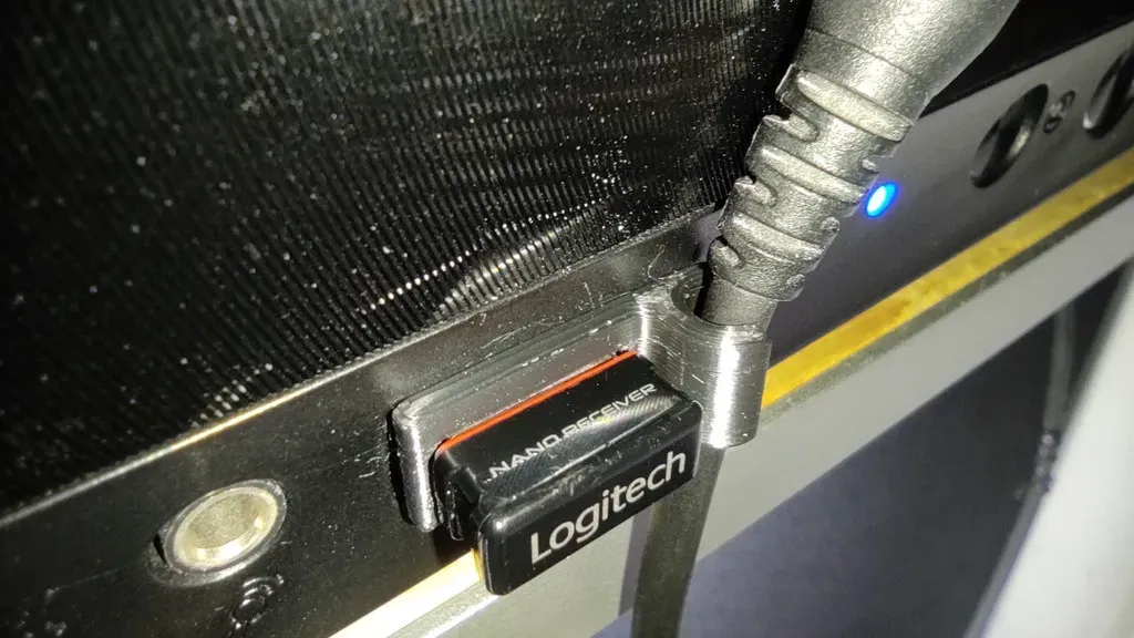 Giá đỡ dây tai nghe gắn cổng USB - Image 1