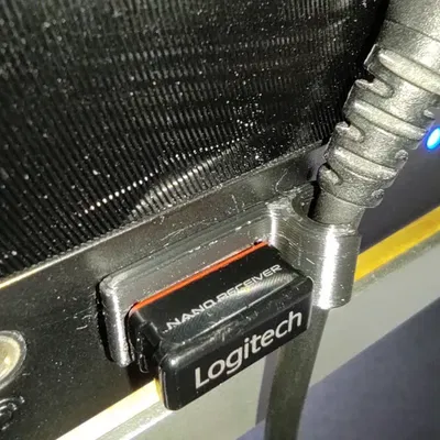 Giá đỡ dây tai nghe gắn cổng USB