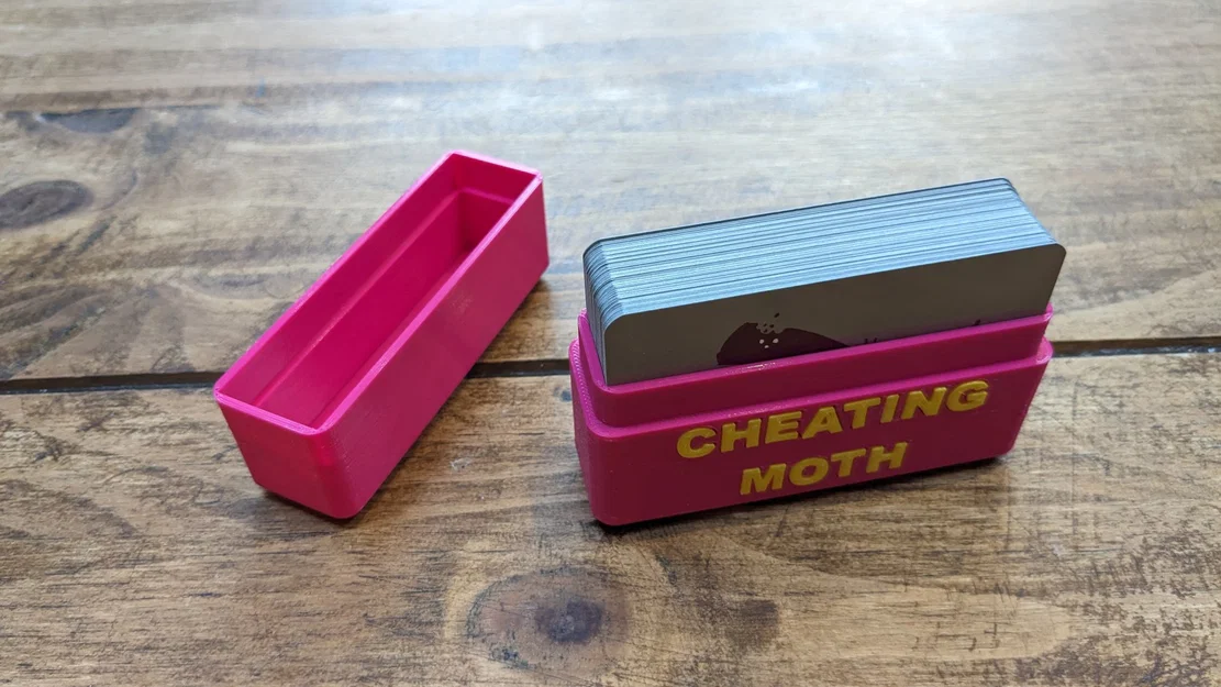 Hộp Đựng Game Bài Cheating Moth - Image 1