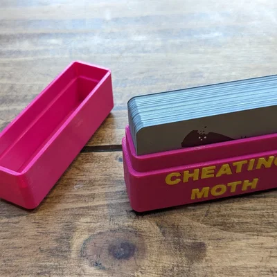 Hộp Đựng Game Bài Cheating Moth