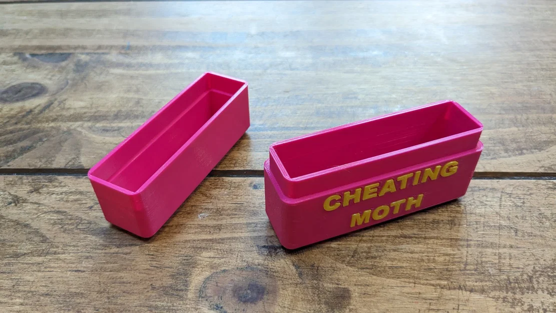 Hộp Đựng Game Bài Cheating Moth - Image 2