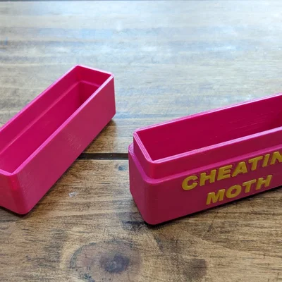 Hộp Đựng Game Bài Cheating Moth