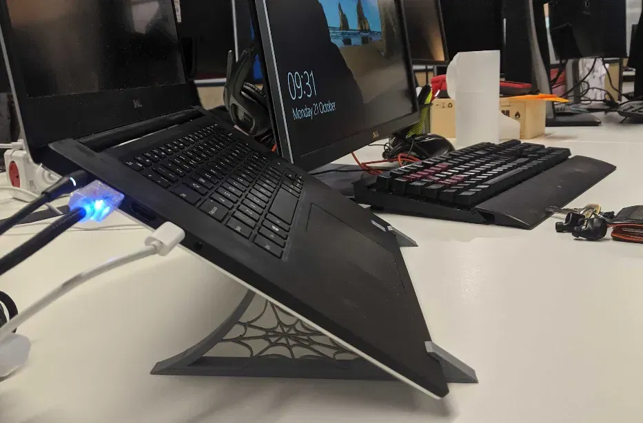 Kệ laptop tối giản - Image 2