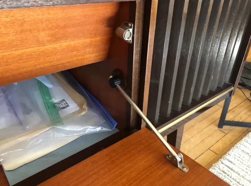 Grundig radio door support stop - Image 1