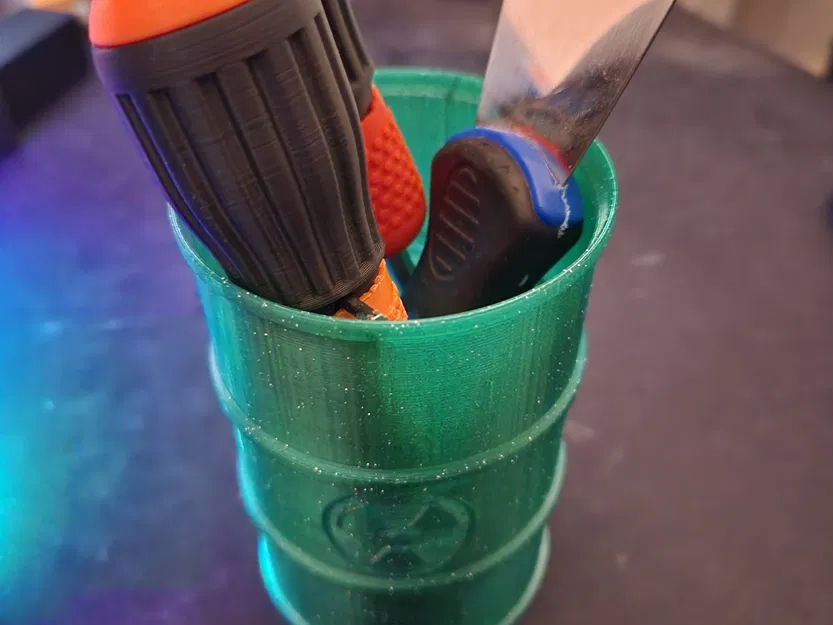 Chân Cắm Bút và Phụ Kiện Hình Thùng Rác Hóa Chất - Image 2