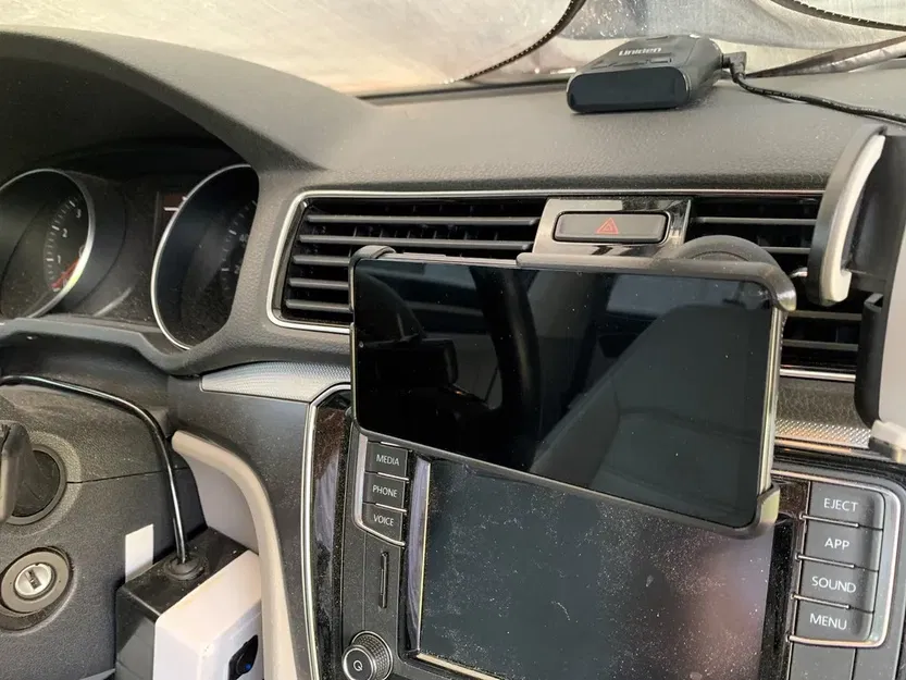 Giá đỡ điện thoại/máy tính bảng gắn khe CD xe hơi - Image 1