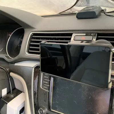 Giá đỡ điện thoại/máy tính bảng gắn khe CD xe hơi