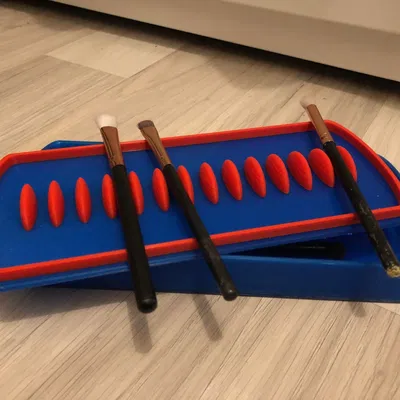 Hộp đựng cọ vẽ kiêm nắp giữ cọ