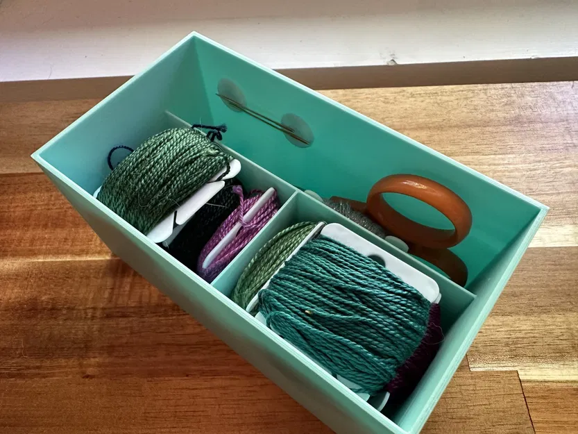 Hộp thêu nhỏ đựng chỉ, kéo, kim - Image 1