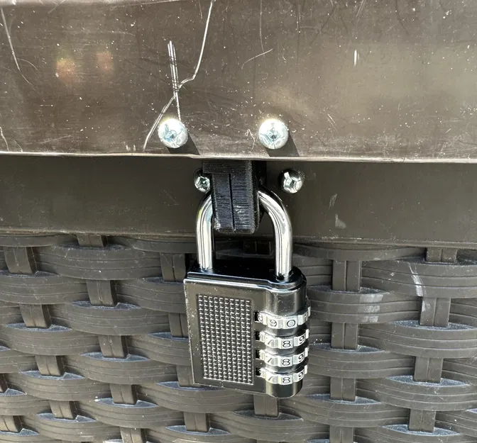 Chốt Khóa Thùng Vườn Suncast - Image 1