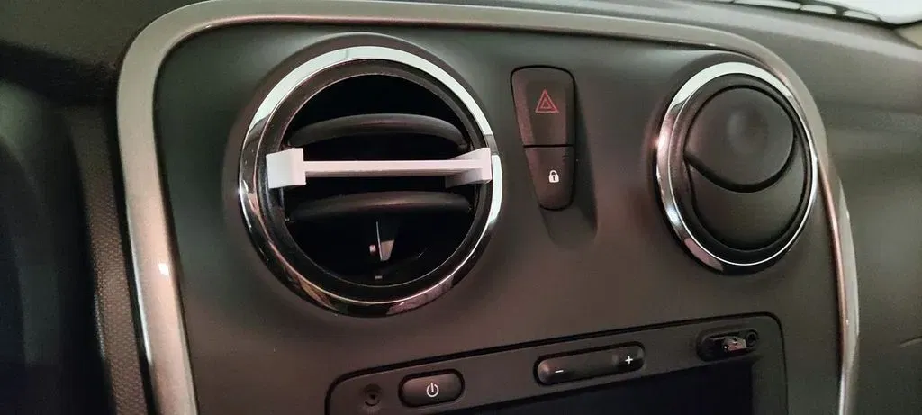 Dacia Logan - Giá đỡ nước hoa - Image 2