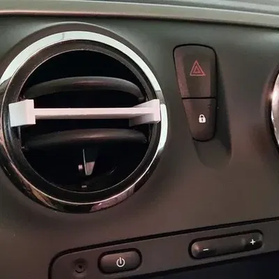 Dacia Logan - Giá đỡ nước hoa