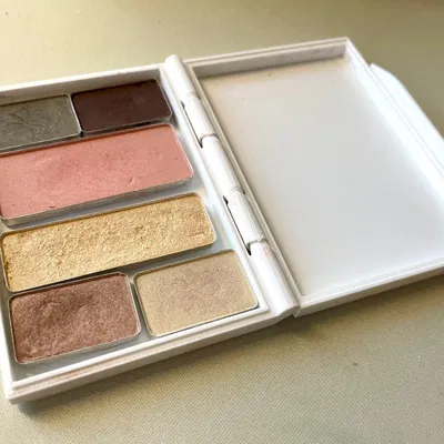 Flat Hinged Eyeshadow Box With Snap Closure