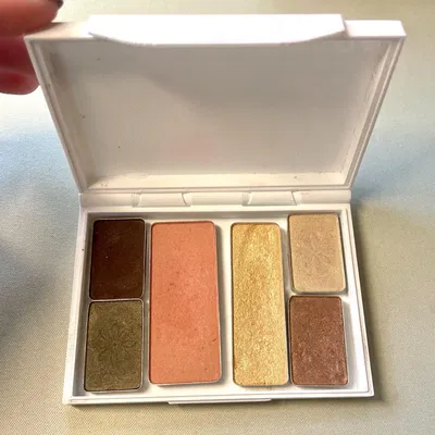 Flat Hinged Eyeshadow Box With Snap Closure