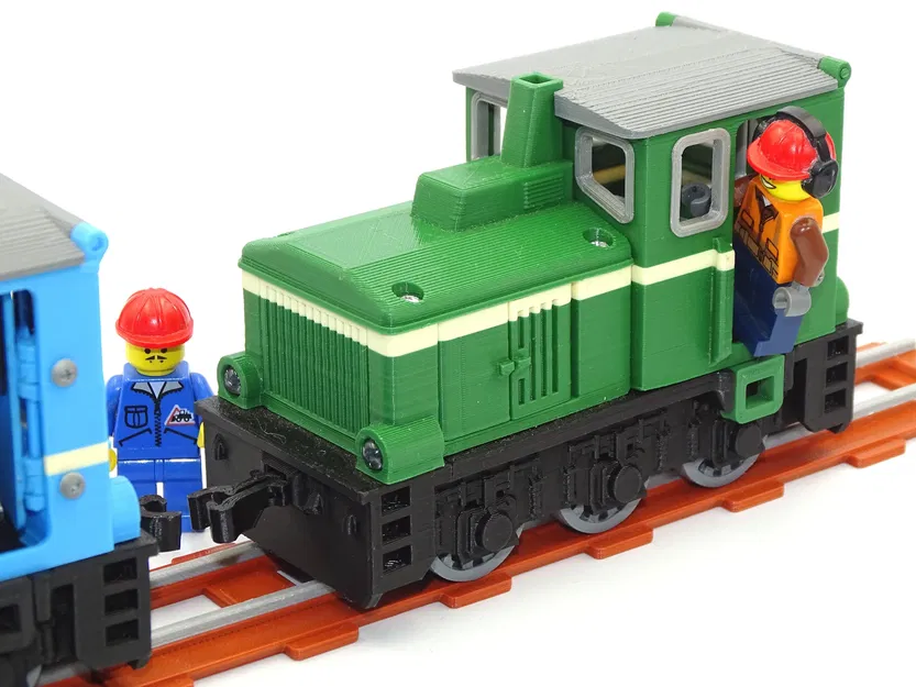 Small diesel locomotive with working brakes - Image 1