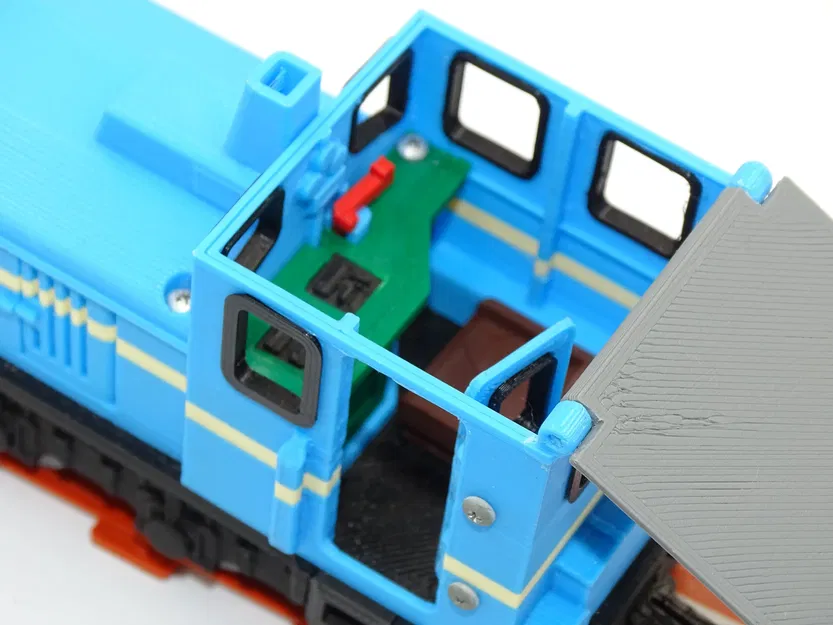 Small diesel locomotive with working brakes - Image 3