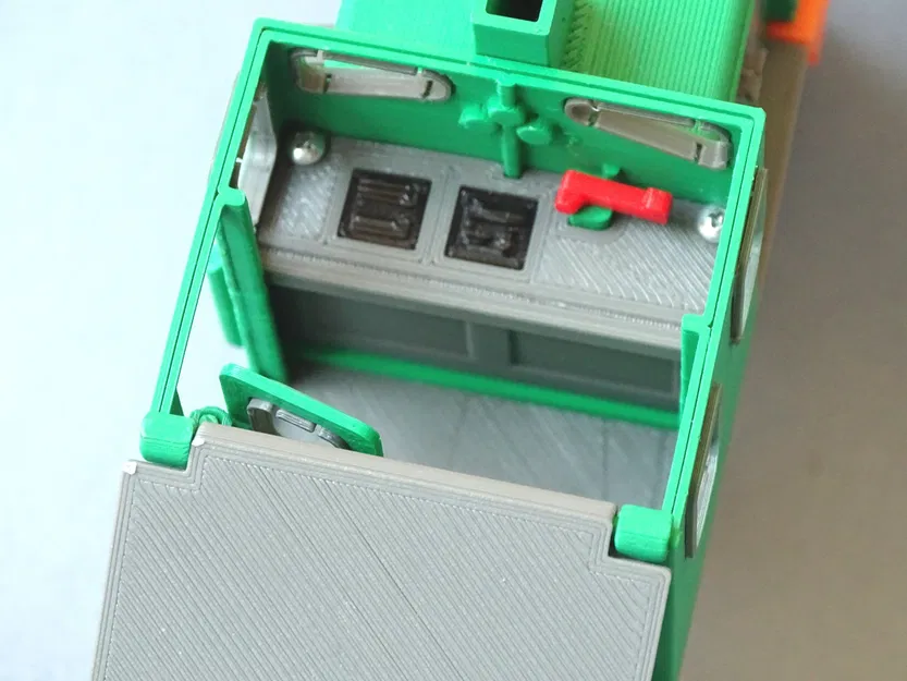 Small shunting locomotive with working brakes - Image 5