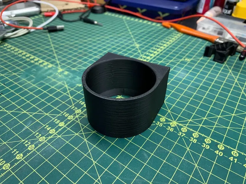 Kệ Treo Tường Để Chai 57mm - Vừa Chai Sriracha - Image 1