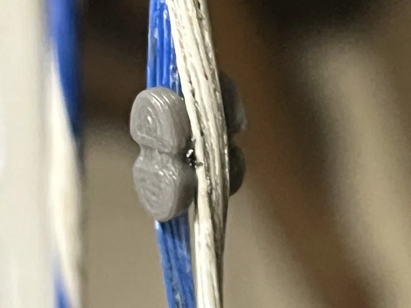 Peep sight rotation tuner for compound bow - Image 1