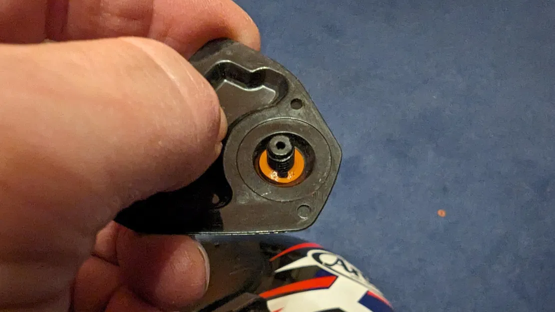 Arai Tour-X5 Peak screw retaining clip - Image 1