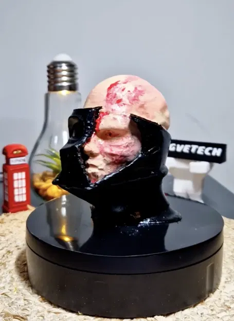 Mô Hình Darth Vader Bị Hư Hại Có Mặt Nạ - Image 1