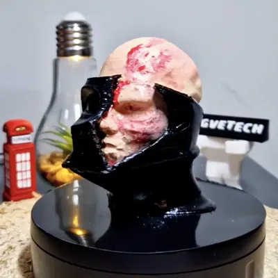 Mô Hình Darth Vader Bị Hư Hại Có Mặt Nạ