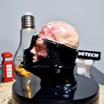 Mô Hình Darth Vader Bị Hư Hại Có Mặt Nạ