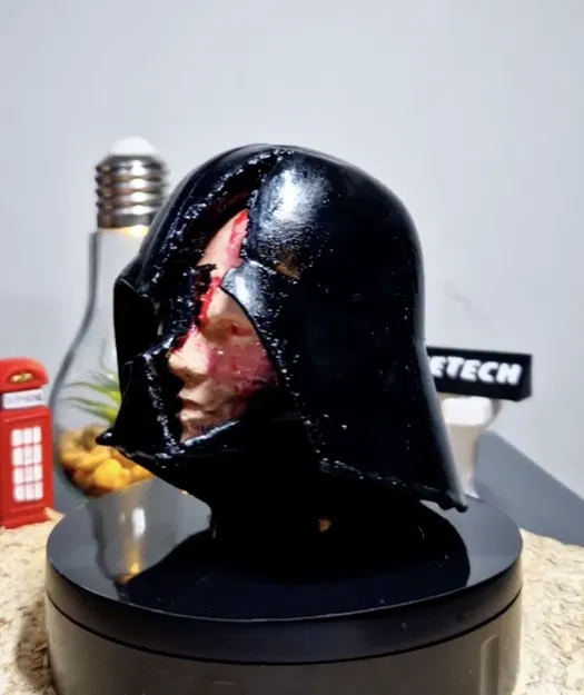 Mô Hình Darth Vader Bị Hư Hại Có Mặt Nạ - Image 3