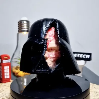 Mô Hình Darth Vader Bị Hư Hại Có Mặt Nạ