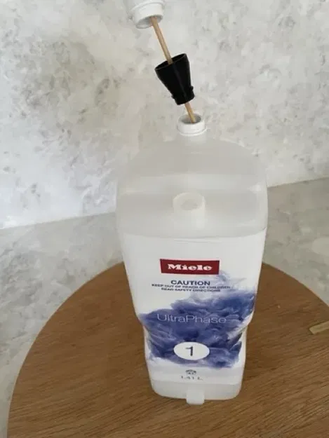 Phễu cho chai nước giặt Miele DOS để sang chiết dung dịch còn sót - Image 1