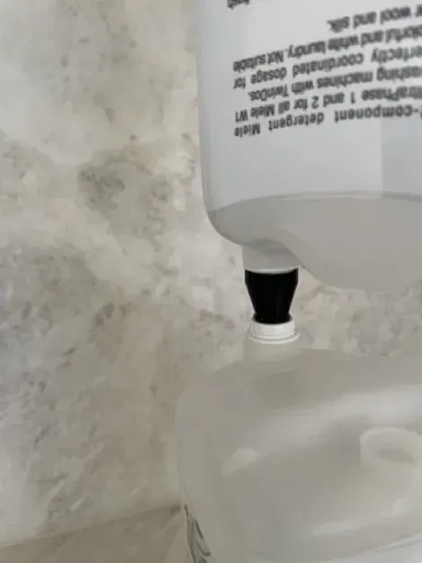 Phễu cho chai nước giặt Miele DOS để sang chiết dung dịch còn sót - Image 3