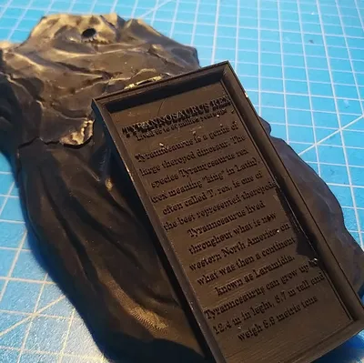 Đế T-rex hình tảng đá có bảng tên