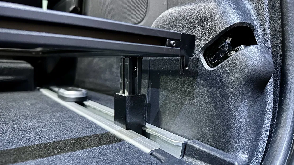 Giá đỡ cho thanh nhôm 2020 trên khoang chứa đồ Rivian - Image 1