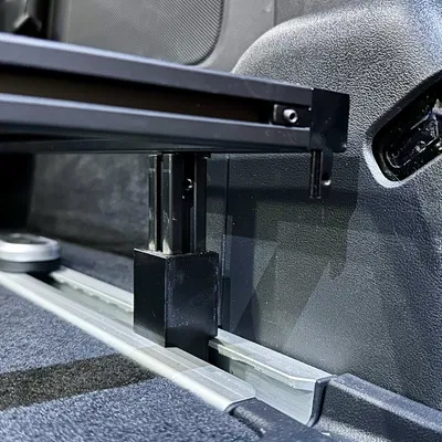 Giá đỡ cho thanh nhôm 2020 trên khoang chứa đồ Rivian