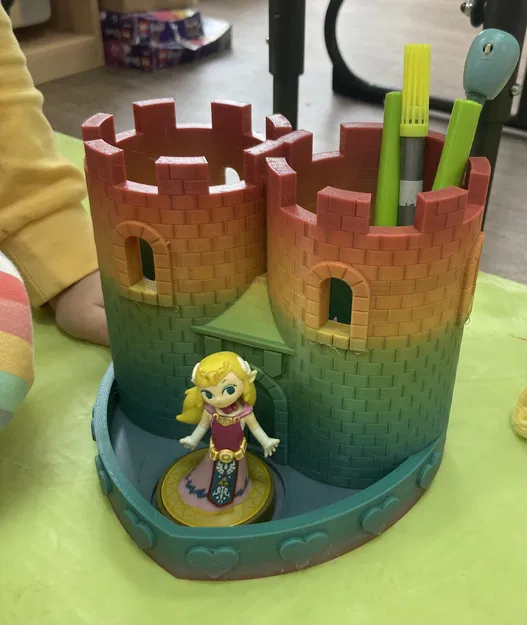 Chưng Bút Lâu Đài Tháp Đôi Có Đế Hình Trái Tim - Image 1