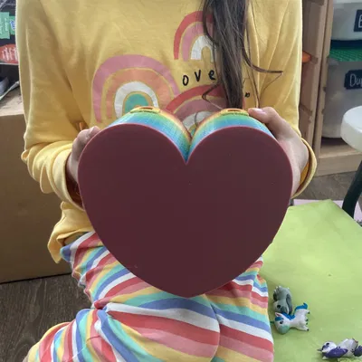 Chưng Bút Lâu Đài Tháp Đôi Có Đế Hình Trái Tim