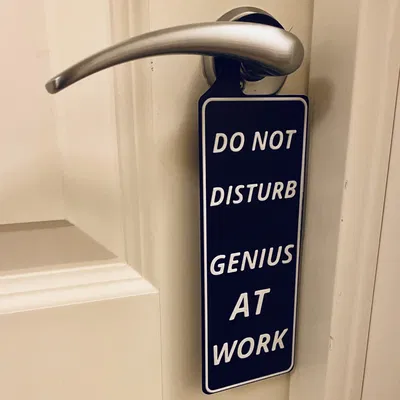 Đừng làm phiền - Thiên tài đang làm việc (bảng treo cửa)