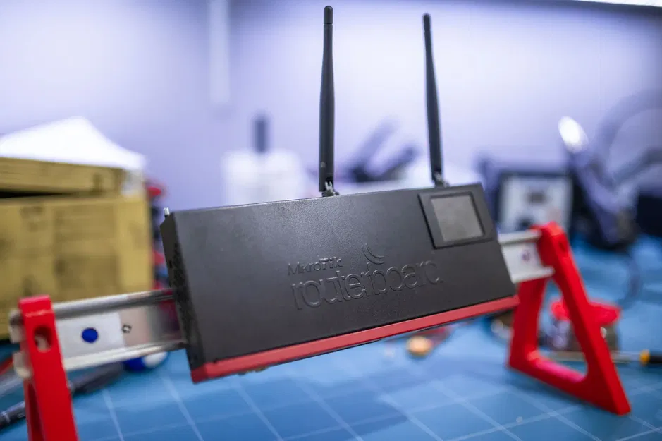 Giá Đỡ Ray DIN Cho Mikrotik RB2011 - Image 1