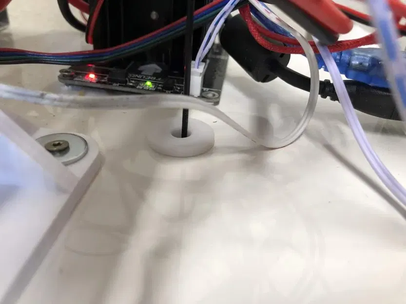 Dẫn dây filament qua bàn IKEA LACK - Image 1